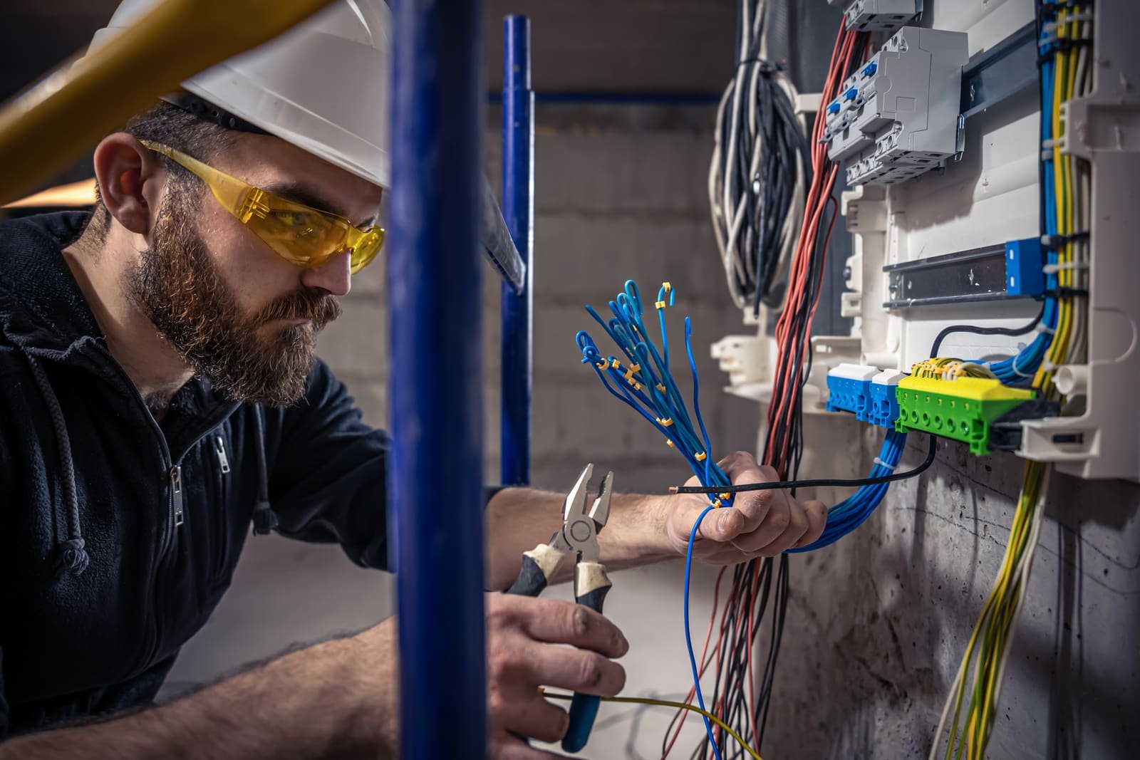 Elektroinstalacije Rijeka — tim električara pri radu